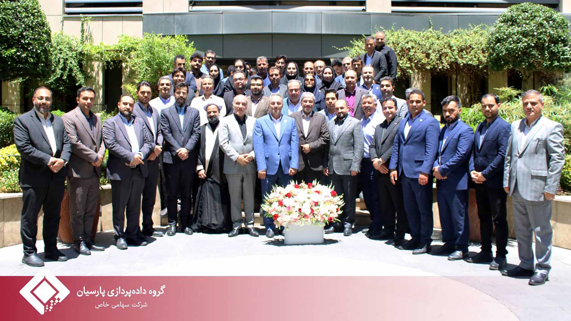 مراسم تقدیر از خدمات علیرضا خداکرمی در گروه داده‌پردازی پارسیان برگزار شد