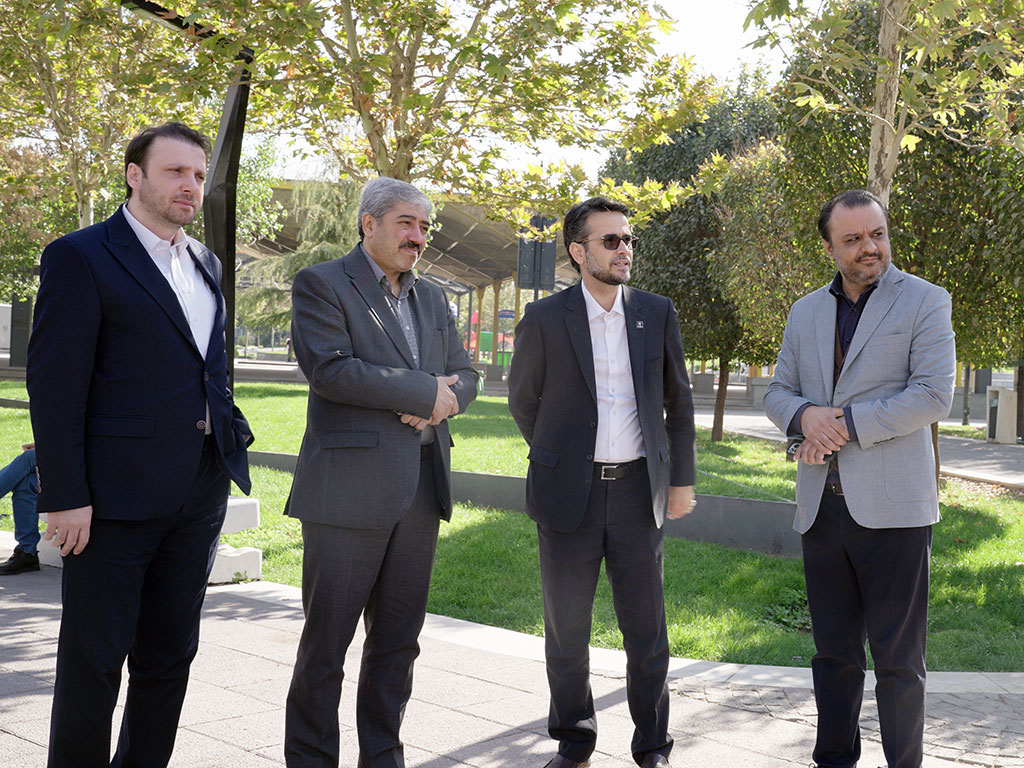 بازدید مدیران عالی رتبه گروه داده‌پردازی پارسیان از کارخانه نوآوری مشهد