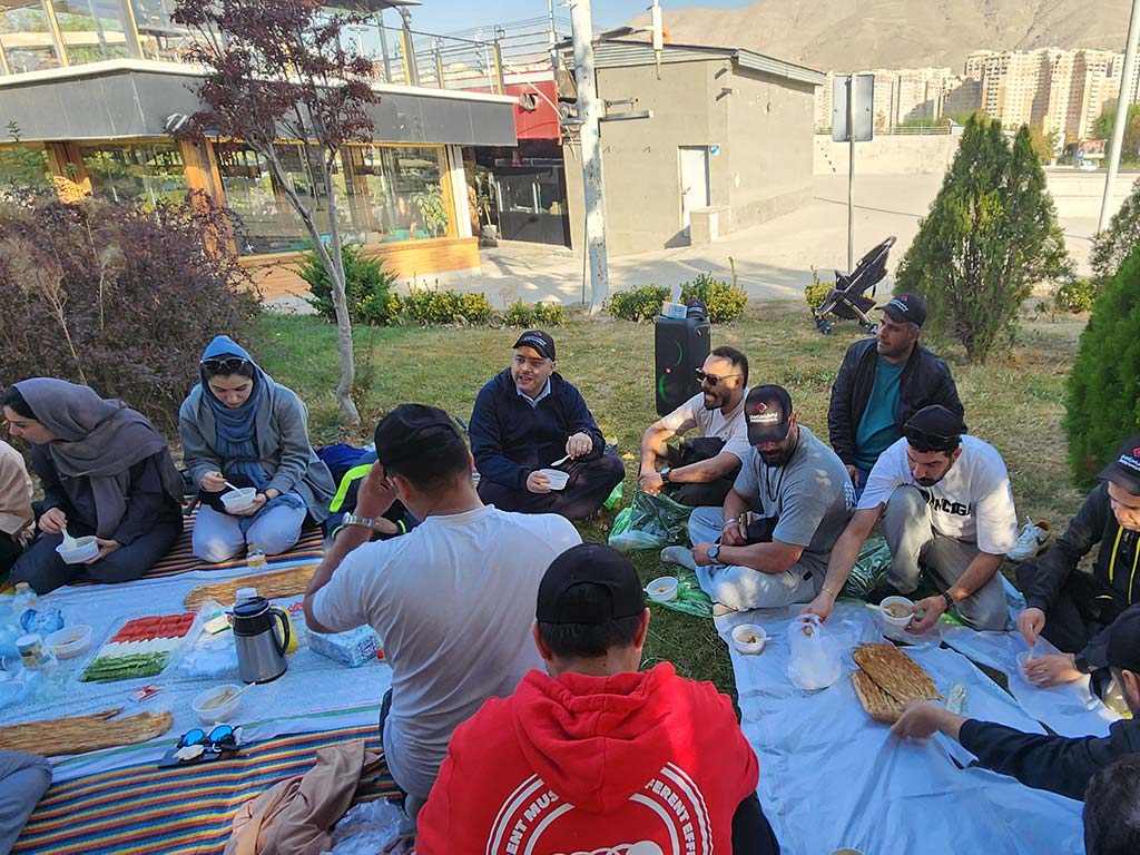 صبحانه سبز در فضایی صمیمی