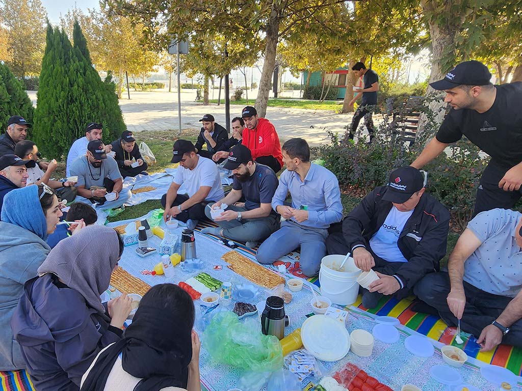صبحانه سبز در فضایی صمیمی