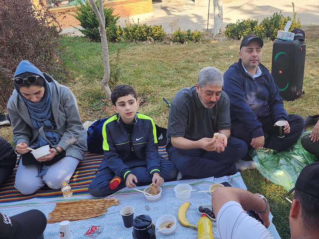 صبحانه سبز در فضایی صمیمی