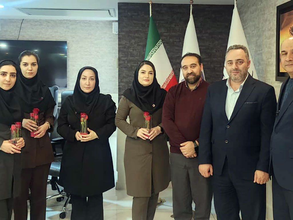 تجلیل از بانوان شاغل در گروه داده‌پردازی پارسیان به مناسبت ولادت حضرت فاطمه زهرا (س) و روز زن