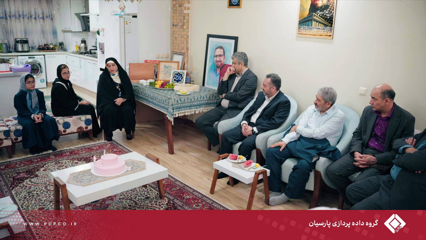 دیدار مدیران گروه داده‌پردازی پارسیان با خانواده شهید نیما رجب‌پور به مناسبت روز ملی روابط عمومی