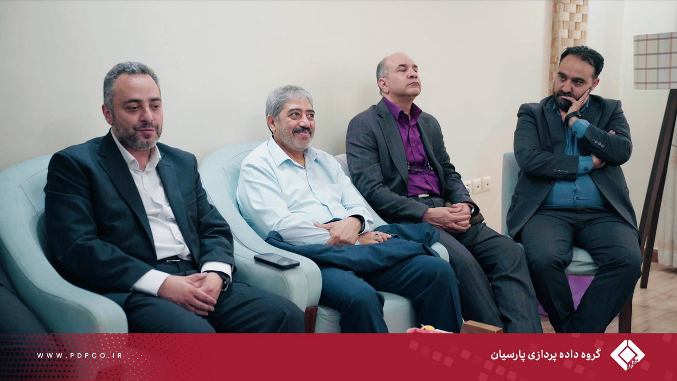 دیدار مدیران گروه داده‌پردازی پارسیان با خانواده شهید نیما رجب‌پور به مناسبت روز ملی روابط عمومی
