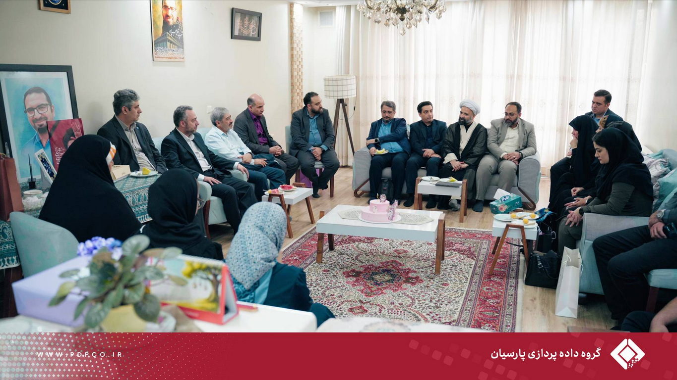 دیدار مدیران گروه داده‌پردازی پارسیان با خانواده شهید نیما رجب‌پور به مناسبت روز ملی روابط عمومی