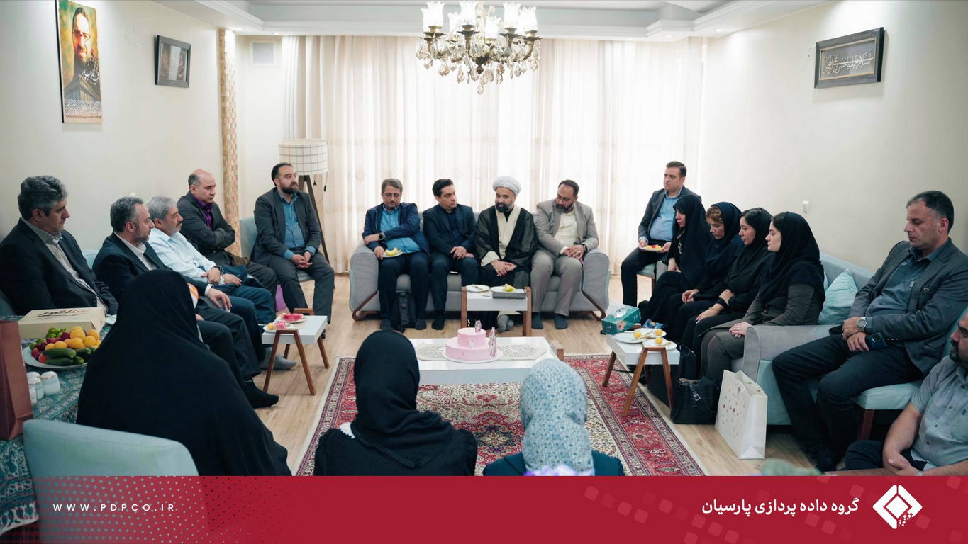دیدار مدیران گروه داده‌پردازی پارسیان با خانواده شهید نیما رجب‌پور به مناسبت روز ملی روابط عمومی
