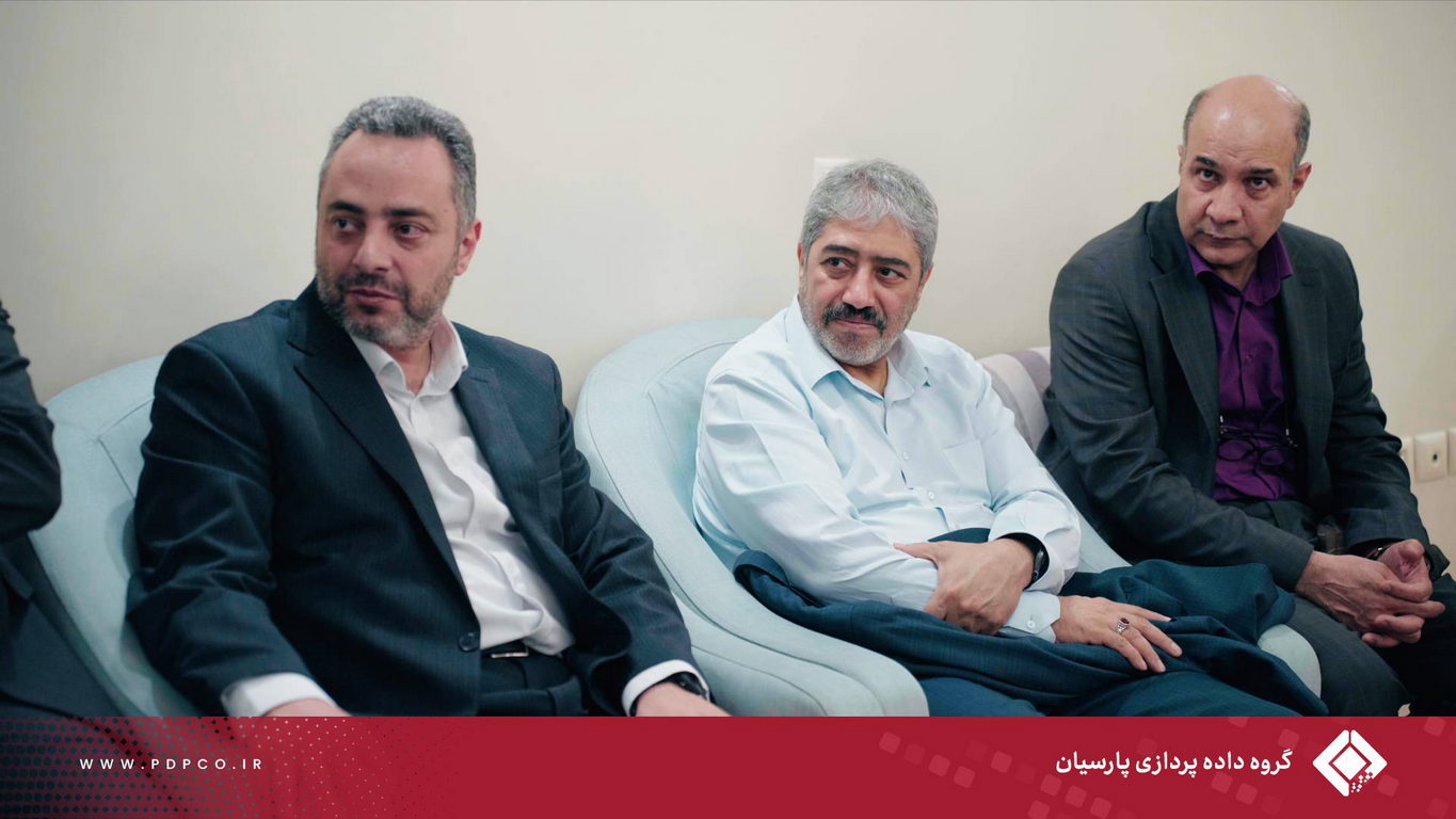 دیدار مدیران گروه داده‌پردازی پارسیان با خانواده شهید نیما رجب‌پور به مناسبت روز ملی روابط عمومی