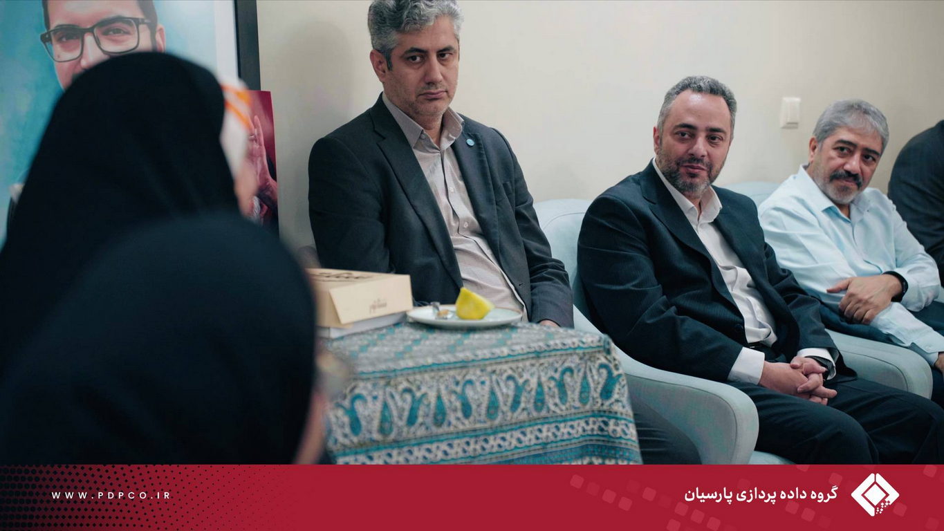 دیدار مدیران گروه داده‌پردازی پارسیان با خانواده شهید نیما رجب‌پور به مناسبت روز ملی روابط عمومی
