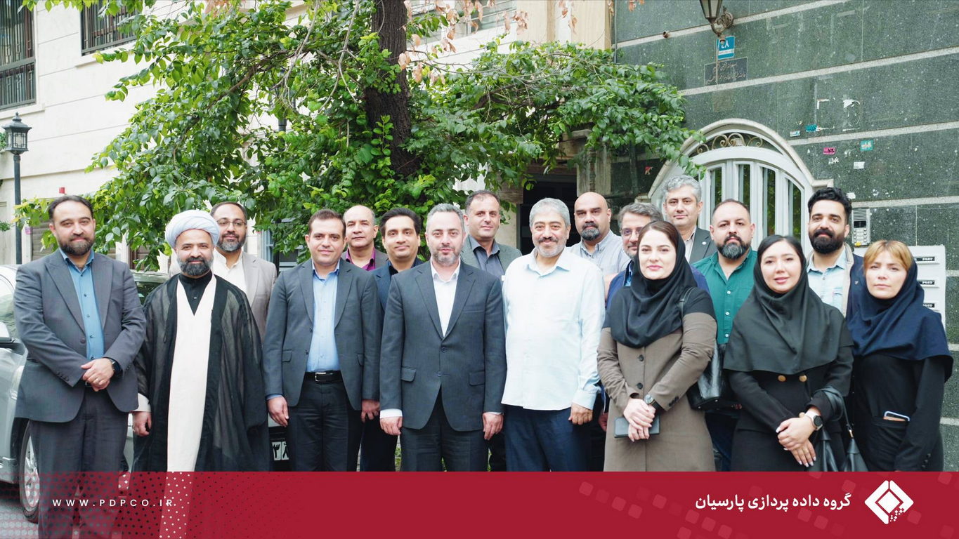 دیدار مدیران گروه داده‌پردازی پارسیان با خانواده شهید نیما رجب‌پور به مناسبت روز ملی روابط عمومی
