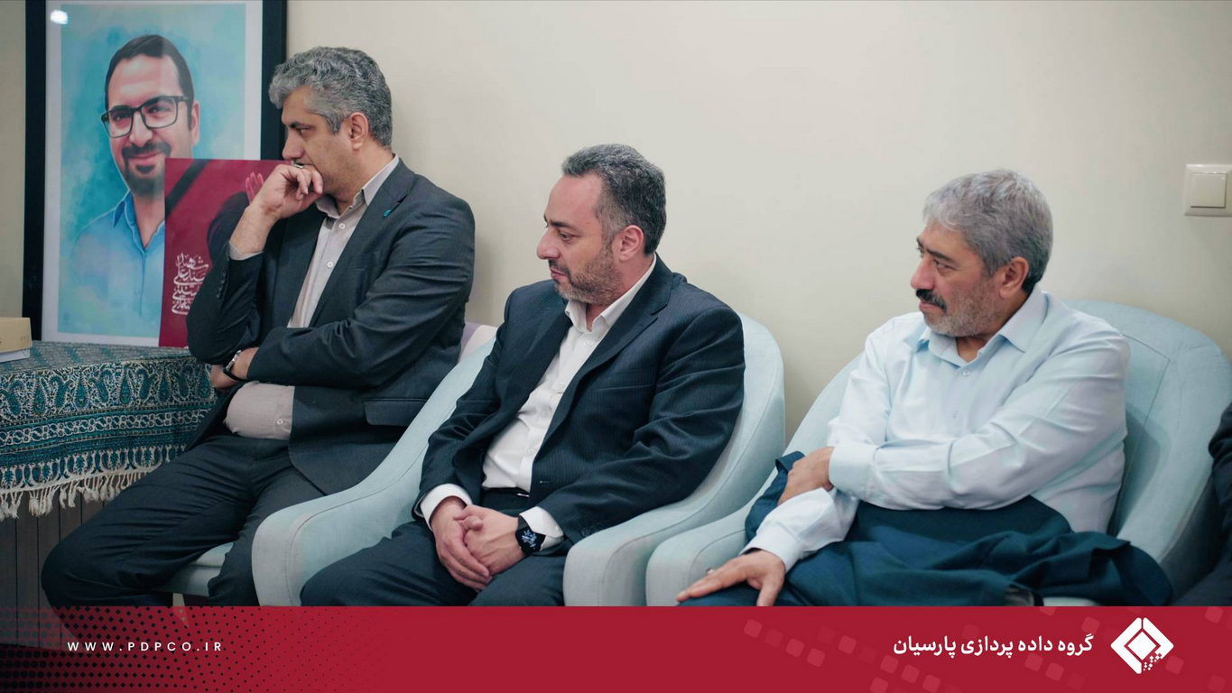 دیدار مدیران گروه داده‌پردازی پارسیان با خانواده شهید نیما رجب‌پور به مناسبت روز ملی روابط عمومی