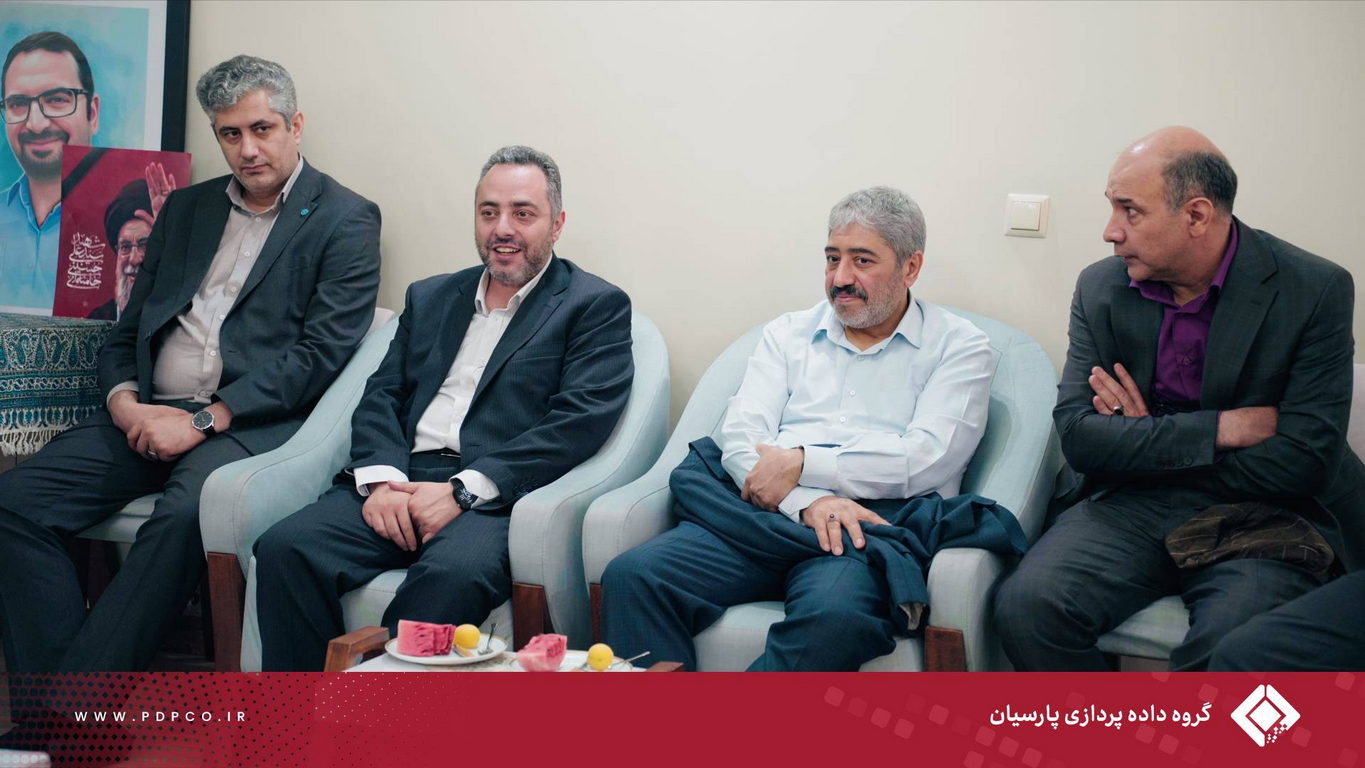 دیدار مدیران گروه داده‌پردازی پارسیان با خانواده شهید نیما رجب‌پور به مناسبت روز ملی روابط عمومی