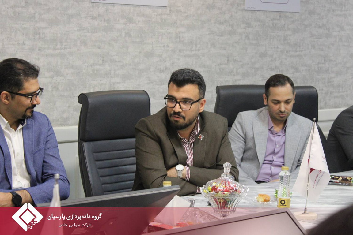مراسم تقدیر از خدمات علیرضا خداکرمی در گروه داده‌پردازی پارسیان برگزار شد