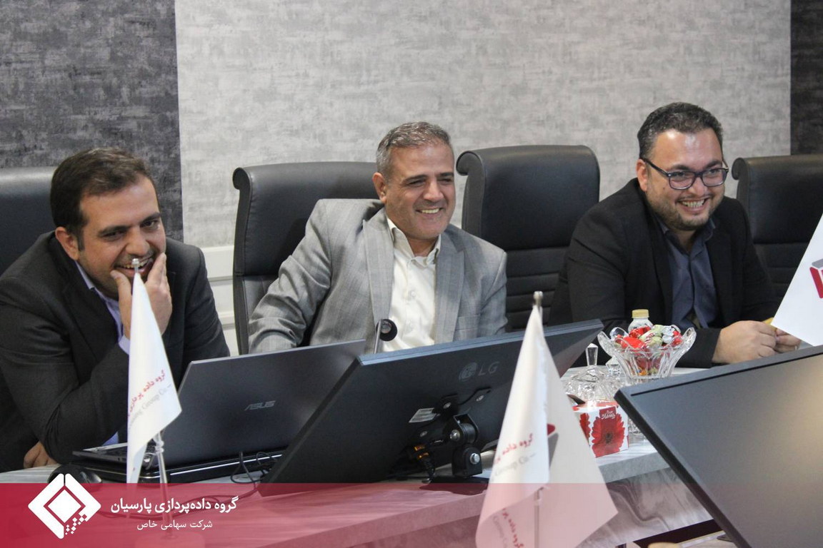 مراسم تقدیر از خدمات علیرضا خداکرمی در گروه داده‌پردازی پارسیان برگزار شد