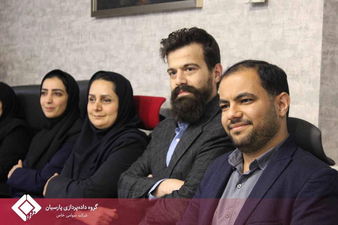 مراسم تقدیر از خدمات علیرضا خداکرمی در گروه داده‌پردازی پارسیان برگزار شد