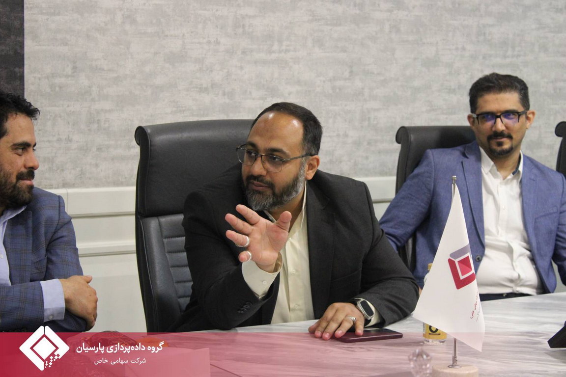 مراسم تقدیر از خدمات علیرضا خداکرمی در گروه داده‌پردازی پارسیان برگزار شد