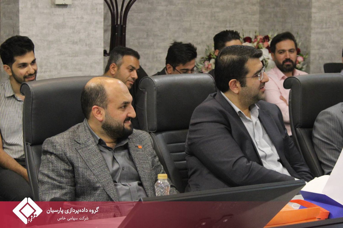 مراسم تقدیر از خدمات علیرضا خداکرمی در گروه داده‌پردازی پارسیان برگزار شد