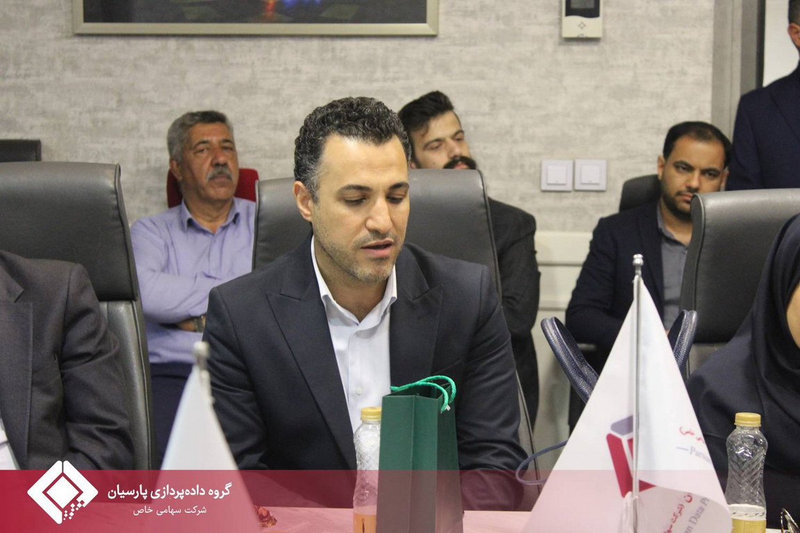 مراسم تقدیر از خدمات علیرضا خداکرمی در گروه داده‌پردازی پارسیان برگزار شد