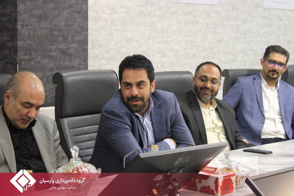 مراسم تقدیر از خدمات علیرضا خداکرمی در گروه داده‌پردازی پارسیان برگزار شد