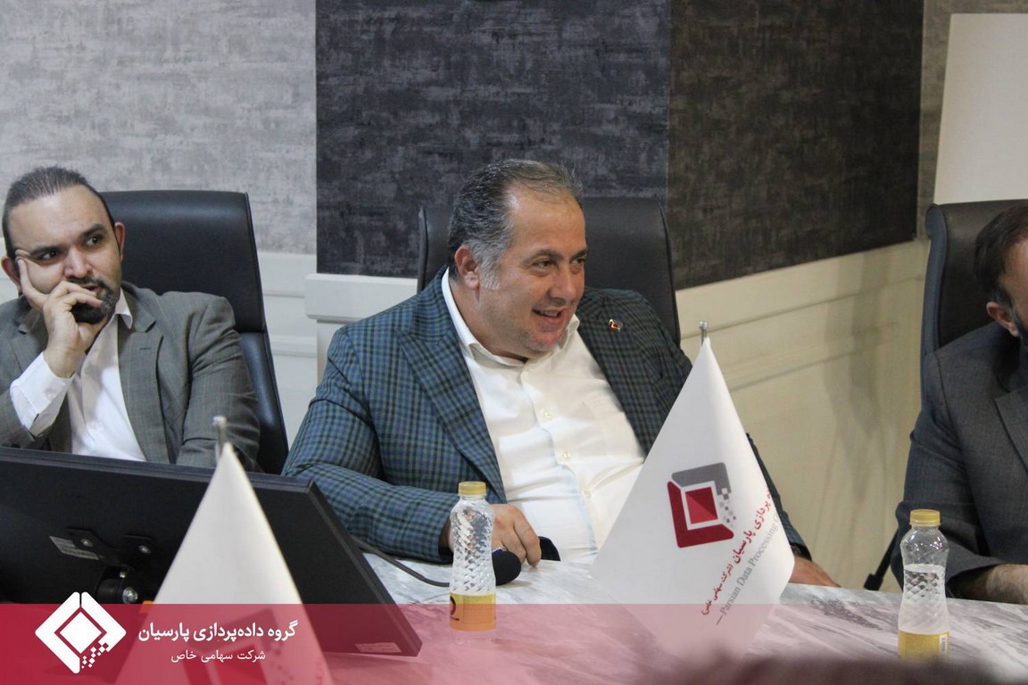 مراسم تقدیر از خدمات علیرضا خداکرمی در گروه داده‌پردازی پارسیان برگزار شد