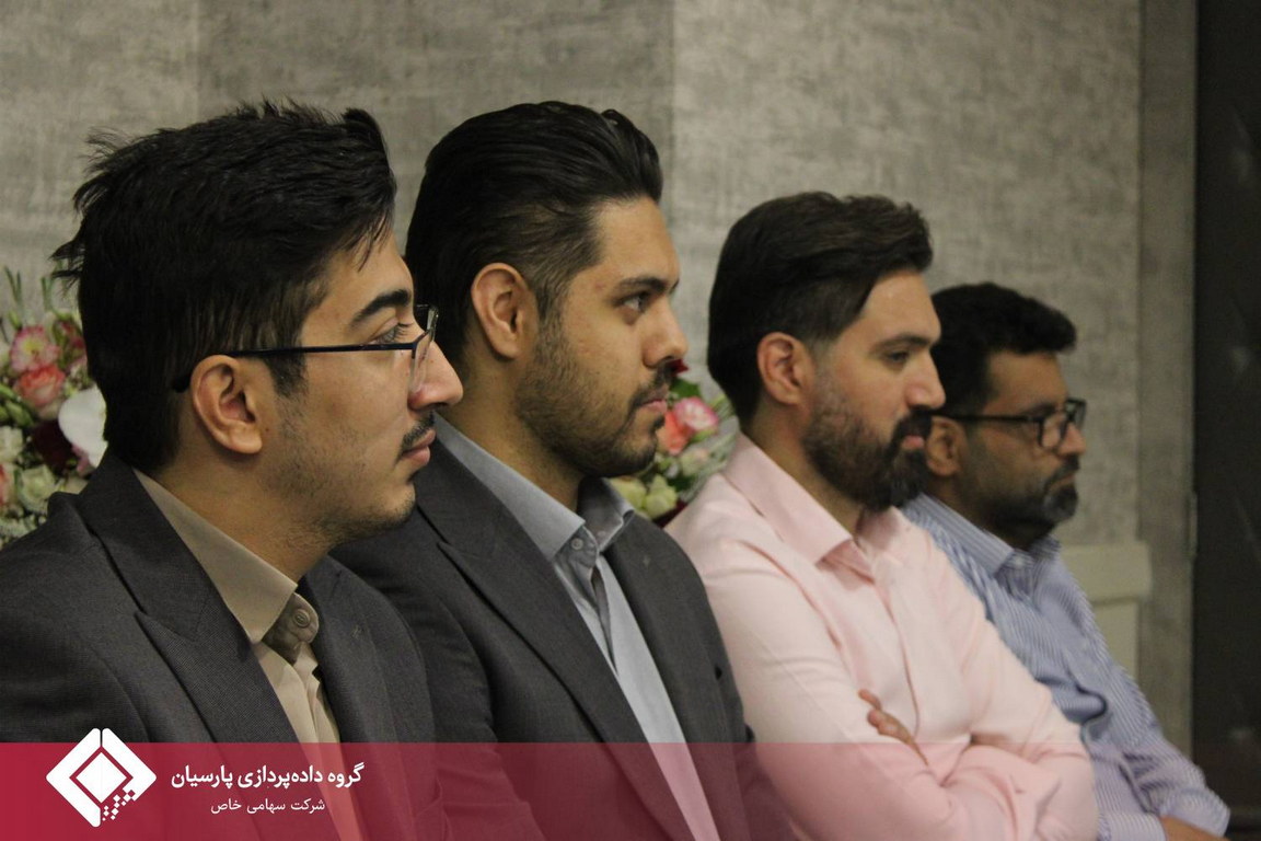 مراسم تقدیر از خدمات علیرضا خداکرمی در گروه داده‌پردازی پارسیان برگزار شد